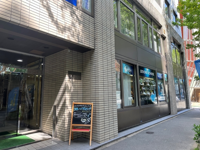 ここがお店の入り口です。自動ドアを入りすぐ左がマレア福岡博多店です。①～⑤まで徒歩５分で到着します。電車でも車でも来やすいと評判です。